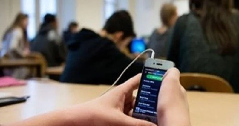 Şagird məktəbə telefon apara bilər? Nazirdən açıqlama