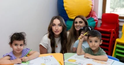 Алёна Алиева поделилась кадрами со встречи с детьми в школе интернате в Баку