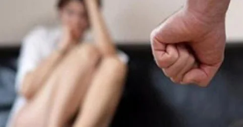 Bakıda kişi həyat yoldaşını döydü 1500 manat cərimələndi