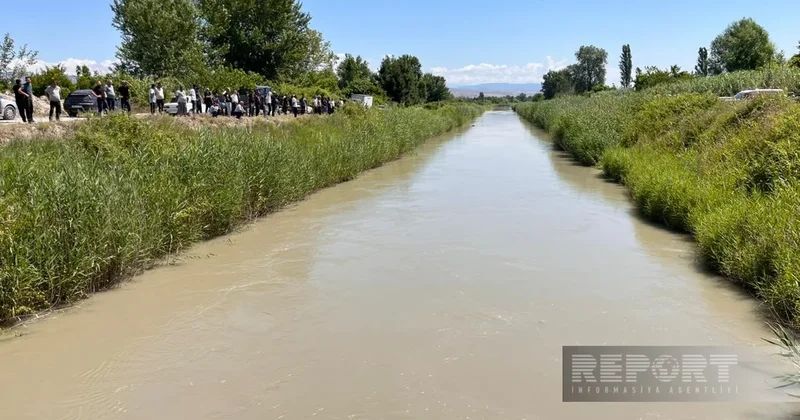В Гёйчае автомобиль упал в водный канал, ведутся поиски водителя