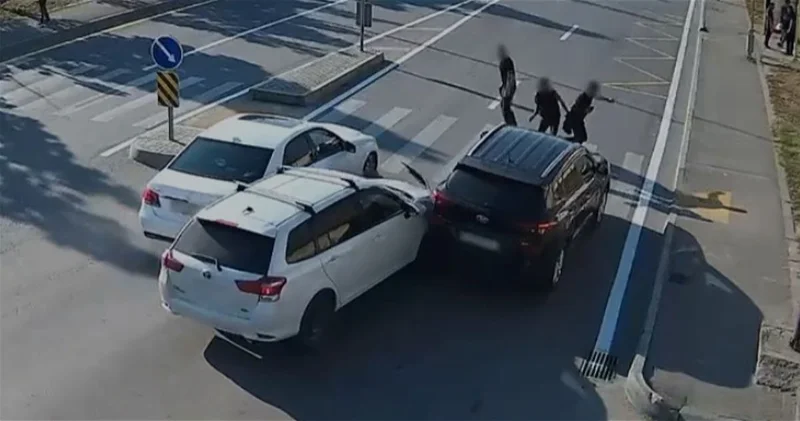 В Баку трое пешеходов едва не погибли на пешеходном переходе ВИДЕО