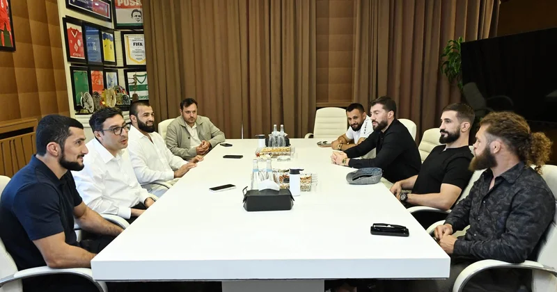 Nazir UFC də döyüşən idmançılarla görüşdü