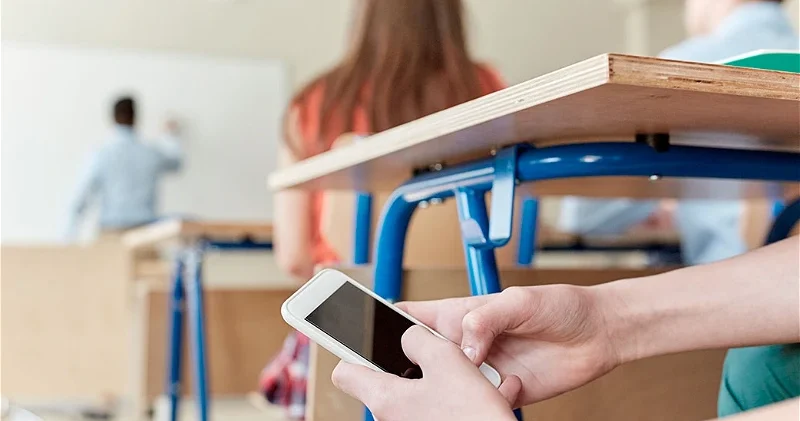 Əvvəlcə müəllimlərin telefondan istifadəsi qadağan olunmalıdır Təhsil eksperti