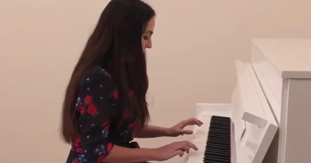 Leyla Əliyeva Şövkət Ələkbərovanın mahnısını ifa etdi VİDEO