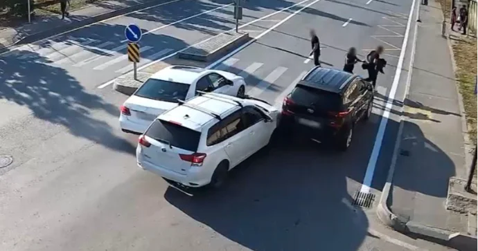 Piyadakeçidinə sürətlə gələn sürücü zəncirvari qəza törətdi VİDEO