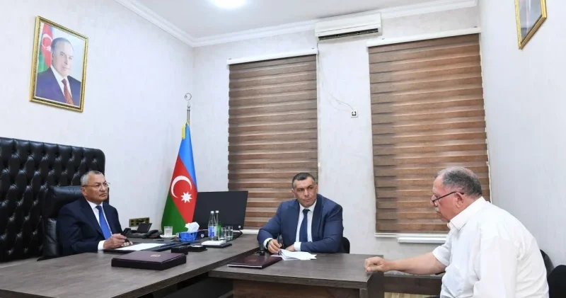 Rövşən Rzayev vətəndaşların müraciətlərini dinləyib