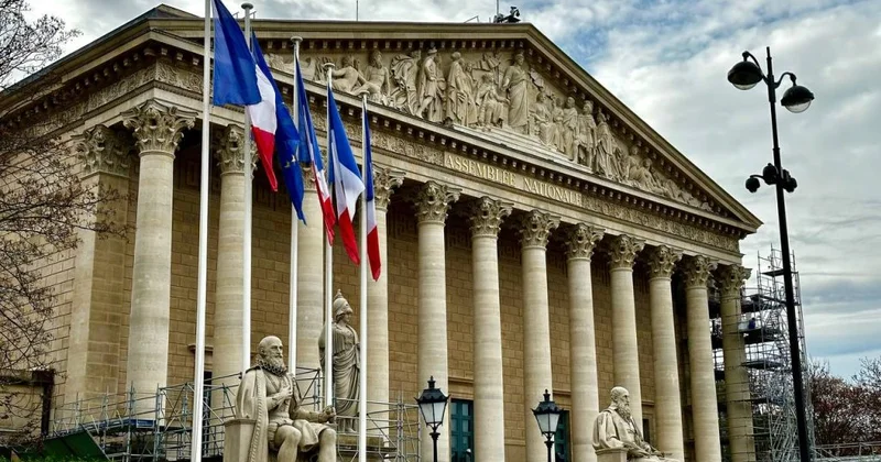 Paris yeni reallıqları qəbul etməkdə çətinlik çəkir?