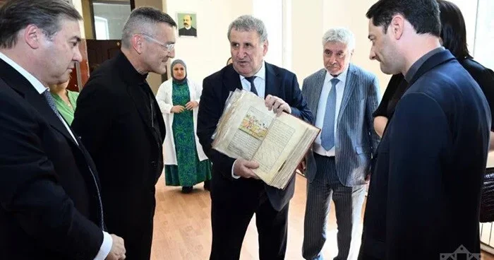 Akademikin yanlışı: Qədim əlyazma ilə necə davranmalıdır?
