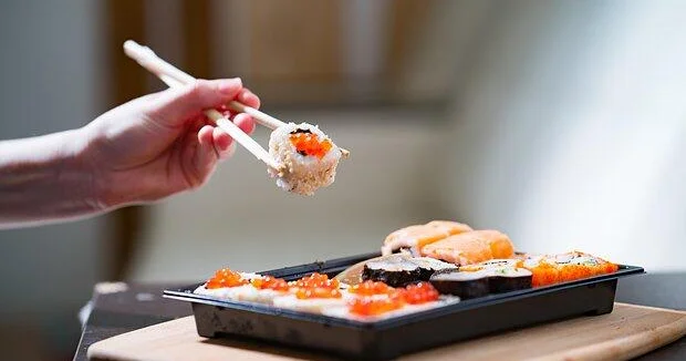 Кому и когда лучше отказаться от суши и роллов