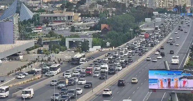 Bakının bəzi yollarında nəqliyyatın sıxlığı müşahidə olunur