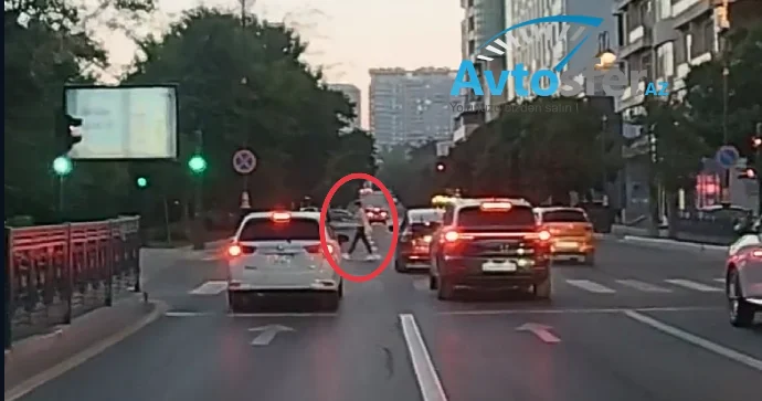 Qırmızı işıqda özünü ölümə atan piyada təhlükə yaratdı VİDEO