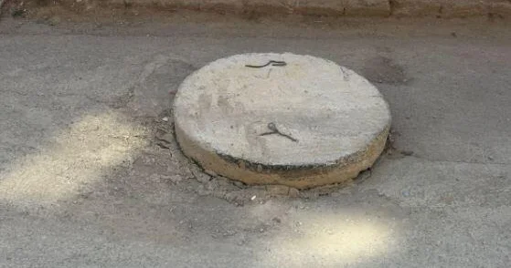 Xırdalanda kanalizasiya quyularına dəmir əvəzinə daş qapaq lar qoyulur FOTO VİDEO