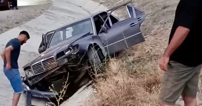 Şamaxıda qayda pozan sürücü “Mercedes”i aşırdı VİDEO