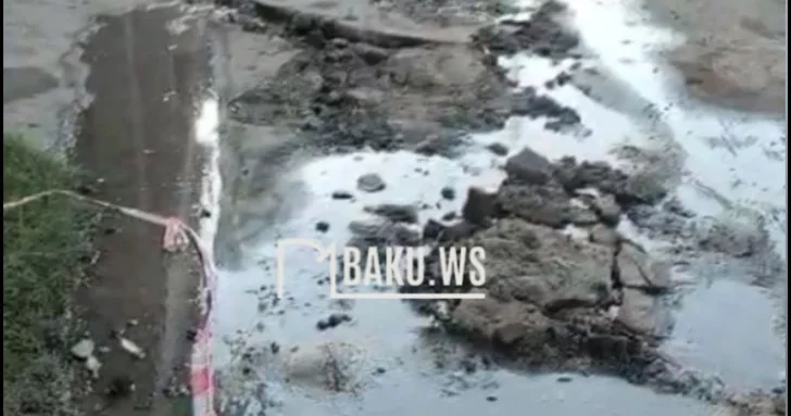 Из земли бьет вода: странный инцидент во дворе поликлиники в Биладжары