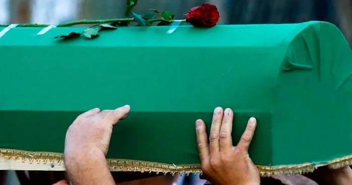 Toyuna az qalmış ölən gəncin bəylik kostyumu tabutu üzərinə qoyularaq dəfnə aparıldı VİDEO