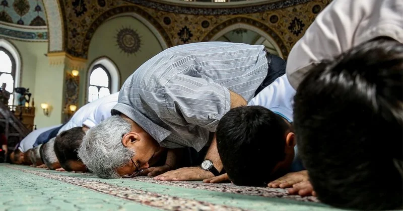 “İcazəsiz” namaz qıldığına görə cərimələnib...