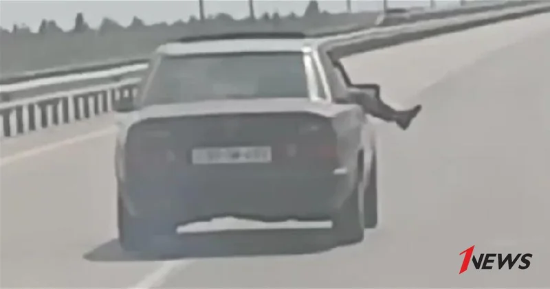 Пассажир Мерседеса в Баку высунул ноги из окна на ходу ВИДЕО