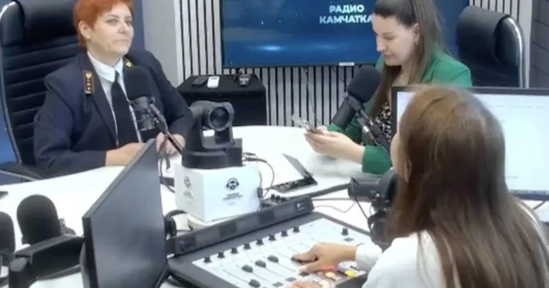 Canlı yayım vaxtı zəlzələ oldu Aparıcılar studiyadan belə qaçdılar VİDEO