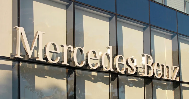 Чистая прибыль Mercedes Benz сократилась более чем в три раза