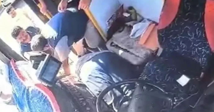 Avtobus sürücüsü sükan arxasında vəfat etdi: Sərnişin qəzanın qarşısını aldı VİDEO