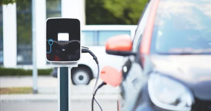 Elektromobilini şarja qoşub tətilə getdi; qayıdanda maşın işləmirdi FOTO