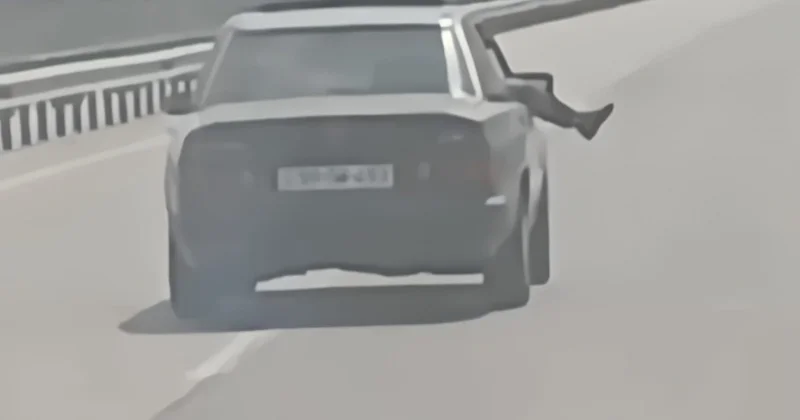Ayaqlarını avtomobilin pəncərəsindən çölə çıxaran sərnişin və sürücü CƏZALANDIRILDILAR
