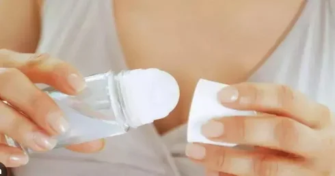 DİQQƏT: Antiperspirantların tərkibindəki alüminium dəridə toksik təsir yarada bilər Dermatoloq AÇIQLADI