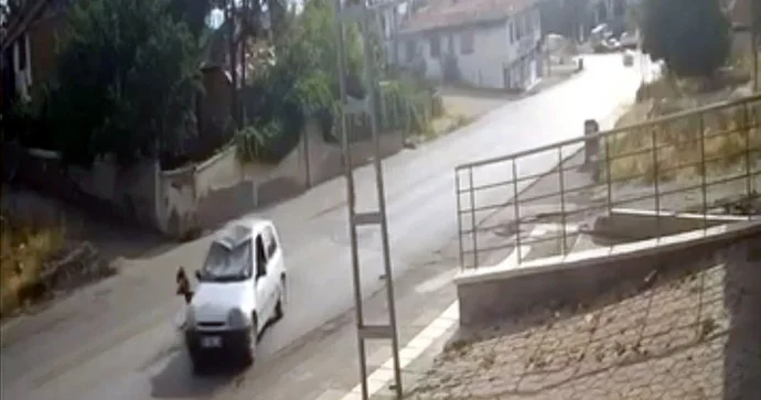 Polisdən qaçan şəxsi bir maşın vurdu, digəri üstündən keçdi VİDEO