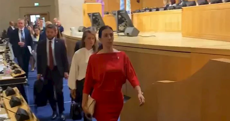 Matviyenko danışanda zalı tərk etdilər Video