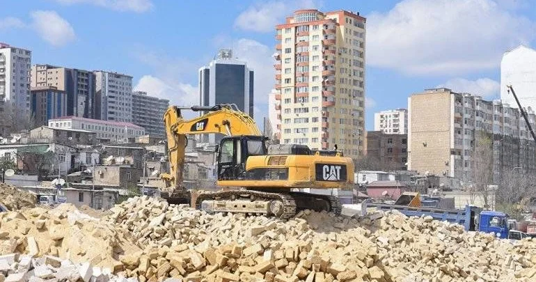 Bakıda tarixi abidə ilə bitişik olan bina sökülüb KONKRET