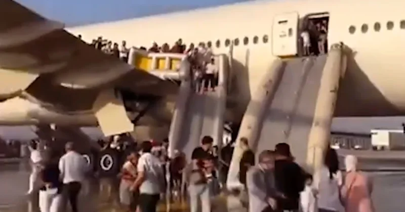 ЧП с турецким самолетом: пассажиров эвакуировали видео