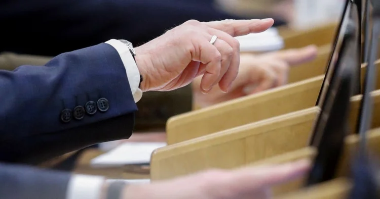 Rusiya Dövlət Duması deputatlarının maaşı 550 min rubla çatıb