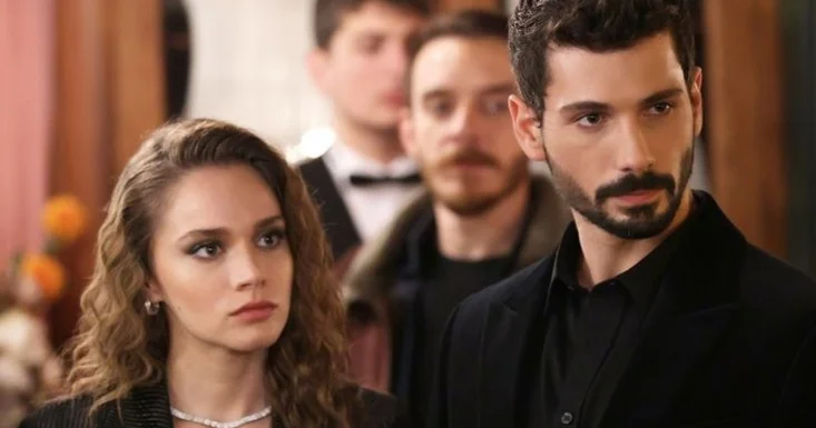 Hudutsuz sevda nın aktyoru yeni serialda Foto