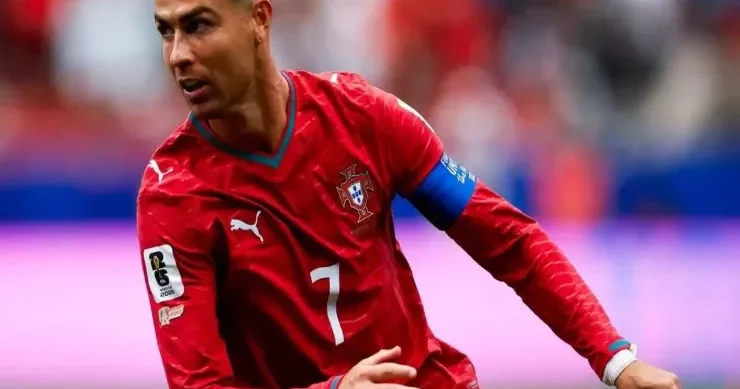 Top, kamera, motor: Ronaldo öz serialı üçün ulduzları toplayır