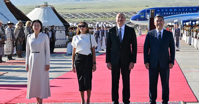 Prezident və xanımını “Yaşa mənim xalqım”la qarşıladılar Video