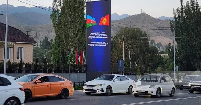 Çolpon Atada Əliyevin səfərinə həsr olunmuş banner Foto