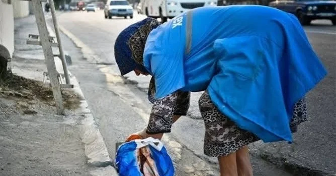 Əri süpürgəçi qadını 8 Martda ona verilən güllərə görə öldürübmüş...