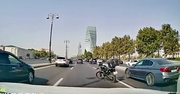 Prospektdə təhlükəli hərəkət: Sürücü motosikleti orta zolaqda qoyub getdi VİDEO