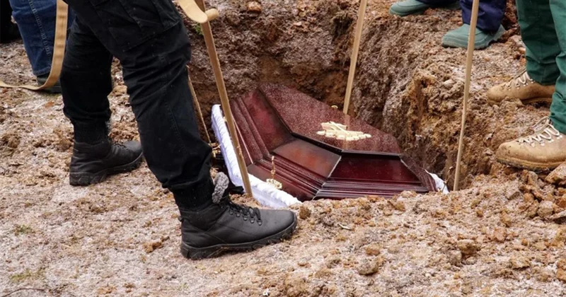 Həbs olunmamaq üçün öz dəfnini təşkil etdi