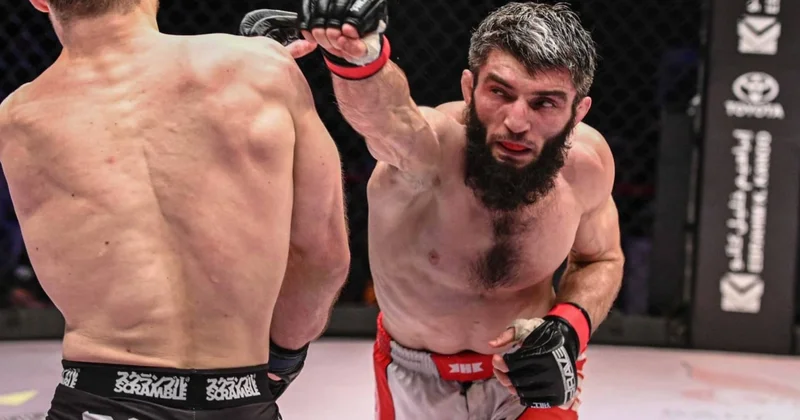 Dağıstanlı dünya çempionu niqablı həyat yoldaşına görə küçədə silaha əl atıb
