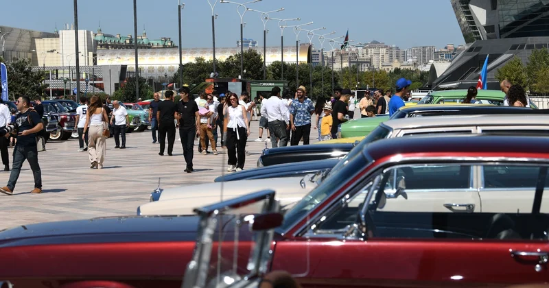 Bulvarda retro avtomobillər, dolub daşan nostalji anlar