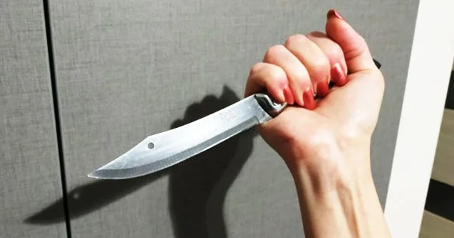 Cəlilabadda bacı qardaşını BIÇAQLADI