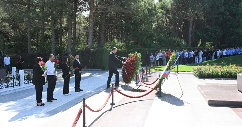 Beynəlxalq turnirin iştirakçıları Ümummilli Lider Heydər Əliyevin məzarını ziyarət ediblər FOTO