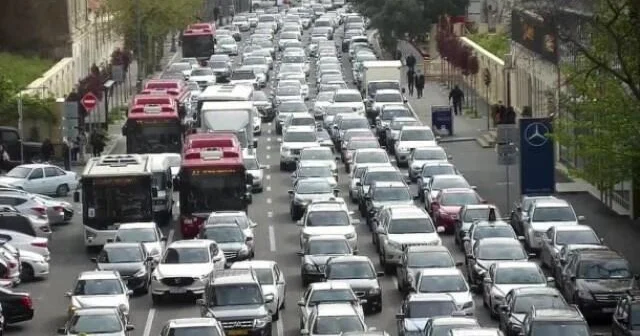 Bakıda avtomobil piyadanı vurdu, yolda sıxlıq yarandı