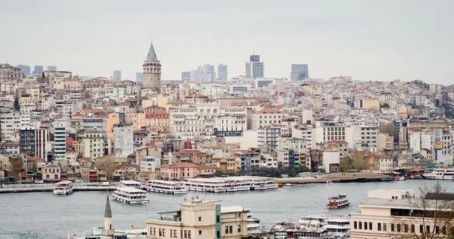 Zaman keçdikcə dəyər qazanan səfər... Tarixi Karaköyün İstanbul mənzərəsində keçmişə qayıdış Video