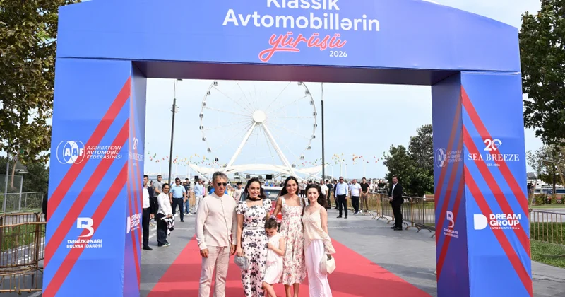 Heydər Əliyev Fondunun vitse prezidenti Leyla Əliyeva və Arzu Əliyeva klassik avtomobillərin yürüşü və sərgisini izləyiblər