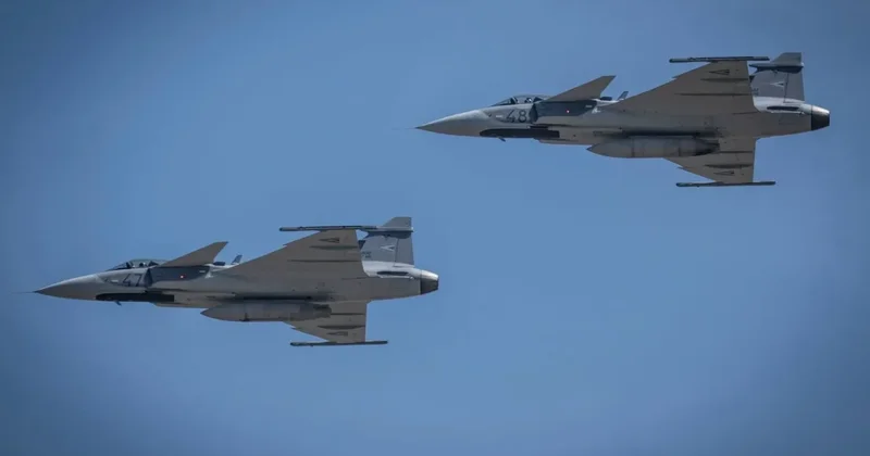 Macarıstanda qaçırılan təyyarə AES ə doğru uçub, iki Gripen qırıcısı havaya qaldırılıb