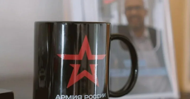 У одного из лидеров АдГ обнаружили глупую кружку с надписью Армия России