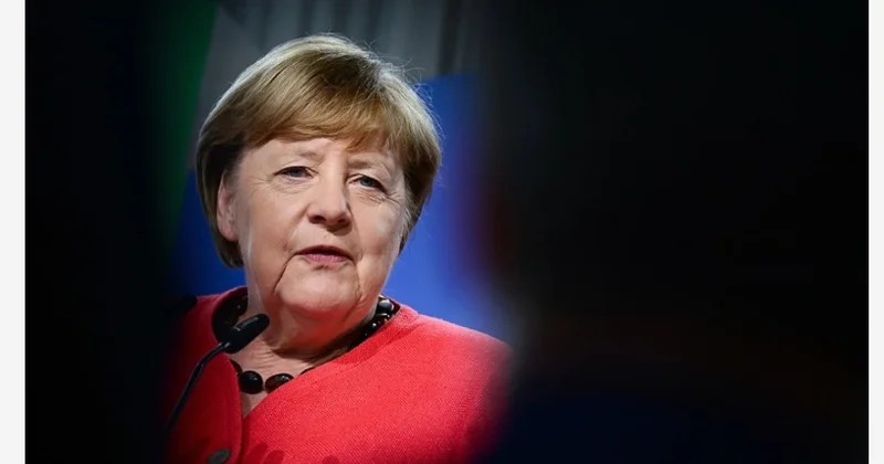 Merkel almanları demokratiya uğrunda mübarizəyə çağırıb