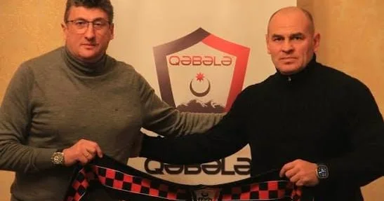 Klub prezidenti əsəbiləşdi, paltardəyişmə otağına daxil oldu... Qəbələ də gərgin vəziyyət